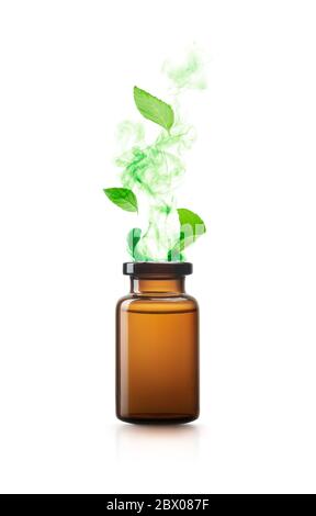 Olio essenziale di menta piperita isolato su sfondo bianco Foto Stock