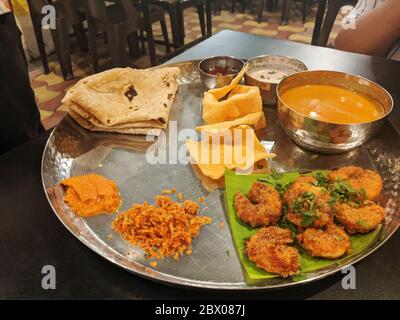 Gamberi Thali con papad e cappati Foto Stock