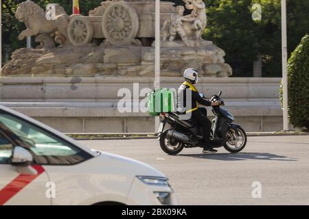 Madrid, Spagna - 19 maggio 2020: Consegna persone dalla casa di consegna, Uber mangia, lavorando per le strade di Madrid, la consegna di cibo a rush hou Foto Stock