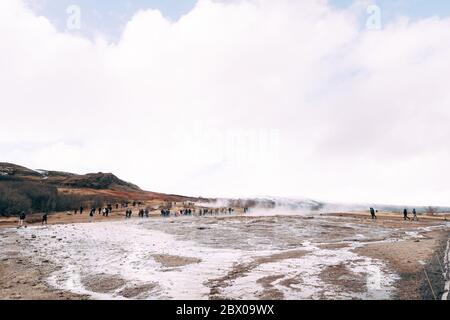 Geyser Valley nel sud-ovest dell'Islanda. La famosa attrazione turistica Geysir. Zona geotermica Haukadalur. Strokkur geyser sulle pendici del Foto Stock