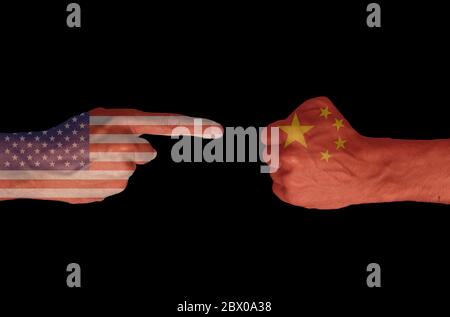 Due mani in discussione posano con USA e Cina bandiere sovrastampate su sfondo nero. Conflitto mondiale Foto Stock