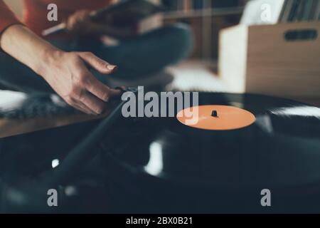 Primo piano di una mano audiophile che gioca un disco in vinile sul giradischi Foto Stock