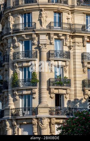 Parigi, Francia - 25 aprile 2020: Facciata tipica di un edificio Haussmann a Parigi Foto Stock