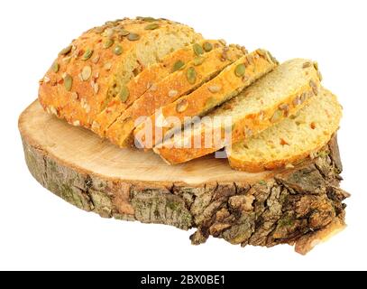 Semi di zucca coperto di pane di carota bloomer isolato su uno sfondo bianco Foto Stock