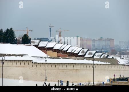 Vista sulle mura del Cremlino di Kazan e sulla costruzione di un nuovo quartiere residenziale Foto Stock