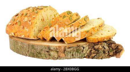 Semi di zucca coperto di pane di carota bloomer isolato su uno sfondo bianco Foto Stock