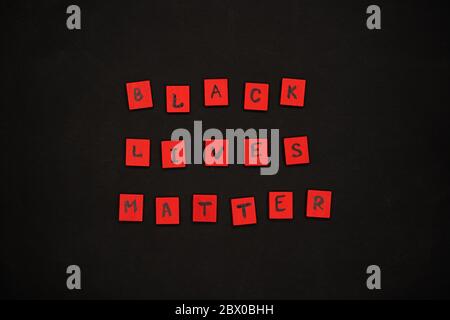 iscrizione nera vive materia. segni di protesta. lettere rosse su quadrati di legno su sfondo nero. Non posso respirare. Foto Stock