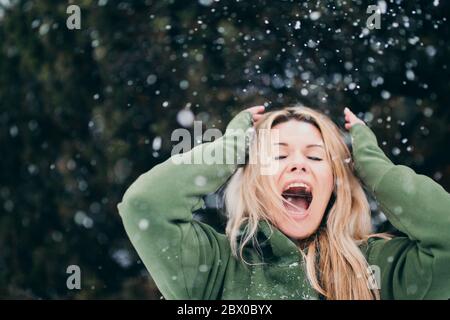 Bionda scandinava in inverno nella neve - una brillante emozione di gioia e di shock Foto Stock