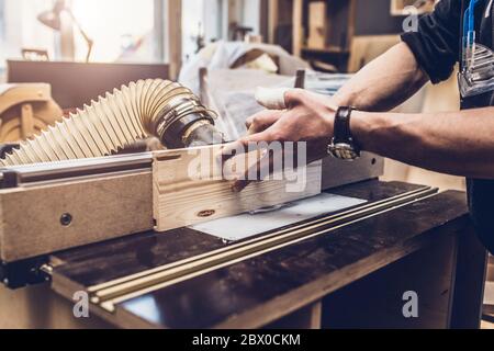 Laboratorio di falegnameria - il master insegna agli studenti di lavorare sulla macchina Foto Stock