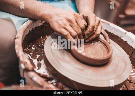 Ceramista maschile professionale che fa ceramica su ruota di vasaio - mani di vasaio - fatto a mano e fai da te Foto Stock