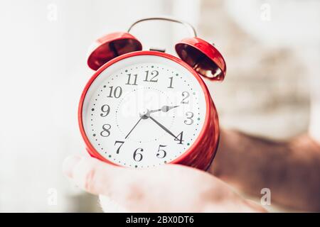 Uomo caucasico impostazione della sveglia a 7 prima di sdraiarsi Foto Stock