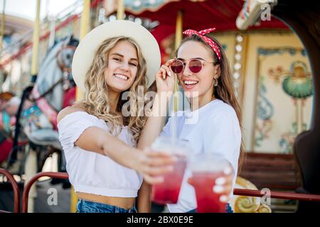 Felice brightful positivi momenti di due ragazze eleganti.Closeup ritratto divertente allegro attarttive giovani donne che hanno divertimento, sorridente, momenti piacevoli, meglio f Foto Stock