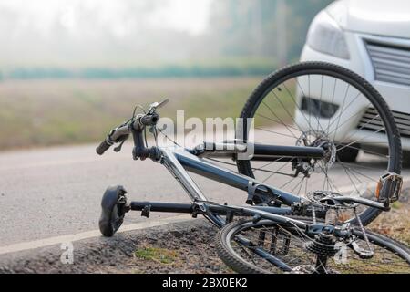 Incidente auto crash con la bicicletta su strada Foto Stock