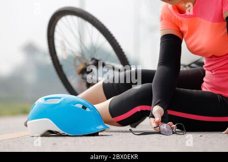 Incidente auto crash con la bicicletta su strada Foto Stock