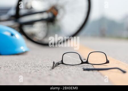 Incidente auto crash con la bicicletta su strada Foto Stock