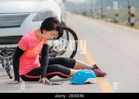 Incidente auto incidente crash con bicicletta su strada. Foto Stock