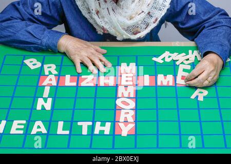 Crosswords per anziani, aiutano a migliorare la memoria e il cervello Foto Stock
