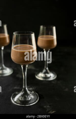 fuoco selettivo: cioccolato e liquore di caffè in un alto stack su un tavolo scuro Foto Stock