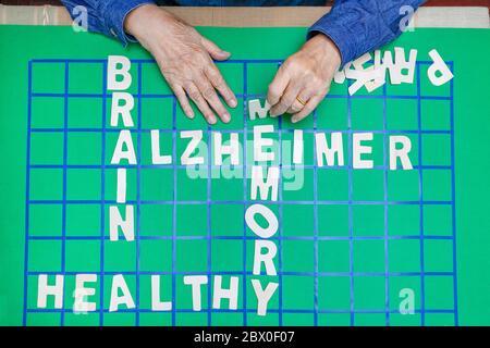 Crosswords per anziani, aiutano a migliorare la memoria e il cervello Foto Stock