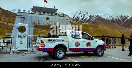 Gilgit Police Car al passo Khunjerab, confine con la Cina Pak 6/28/2018 Foto Stock