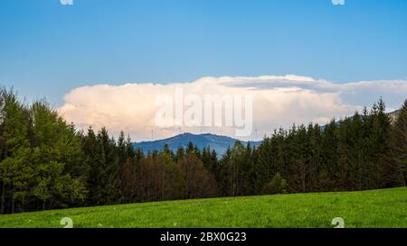 Germania, nuvole di temporale e drammatico cielo che si formano su un infinito paesaggio naturale della foresta nera Foto Stock