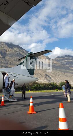 Passeggeri che escono dall'aereo alla pista dopo l'atterraggio, presso il bellissimo aeroporto di Gilgit Baltistan, Pakistan 15/08/2019 Foto Stock