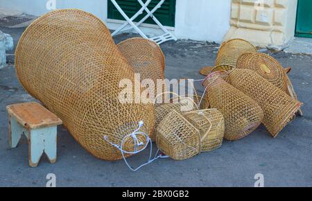 Trappole di granchio, trappola di aragosta fatta da un artigiano di Gallipoli, Puglia. Italia Foto Stock