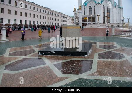 KAZAN, RUSSIA - 4 GENNAIO 2020: La pietra di fondazione della moschea di Kul-Sharif in una notte invernale. Le parole del Decreto sulla costruzione di una mosq Foto Stock