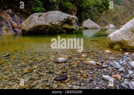 Bel posto che va da Sadernes a St.Aniol d'Aguja, nella catena montuosa dell'alta Garottxa (Catalogna, Spagna) Foto Stock