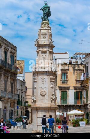 Bitonto, Italia - Maggio 18, Obelisco in piazza cattedrale, chiamato << colonna di angeli neri »l'obelisco eretto nel 1731 nella Piazza del Duomo in onore o Foto Stock