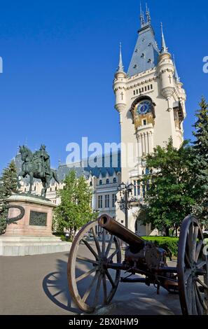 Il Palazzo della Cultura è un bellissimo edificio neogotico situato a Iasi, in Romania. Di fronte al palazzo si trova la statua equestre di Stefano il Foto Stock