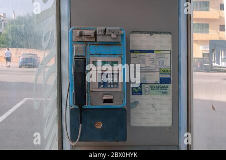 Campos, Isole Baleari/Spagna; giugno 2020: Cabina telefonica tipica urbana in Spagna Foto Stock