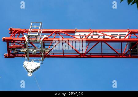 Meersburg, Germania. 03 giugno 2020. Smontaggio della gru a torre al porto di Meersburg-Costanza. Meersburg, 03.06.2020 | Use worldwide Credit: dpa/Alamy Live News Foto Stock