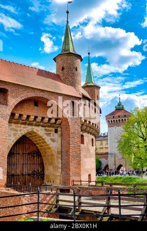 Il grande barbican e San Florian gate, Cracovia in Polonia Foto Stock