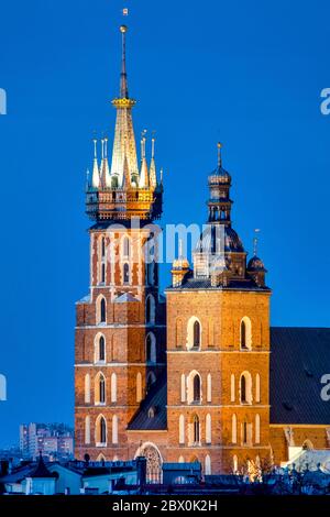 Dettaglio del campanile della Basilica di Santa Maria della Basilica di Cracovia in Polonia Foto Stock