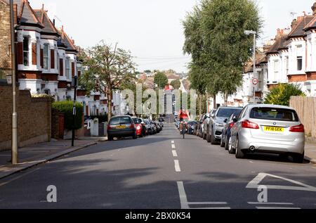 Vista su Bramfield Road fino a Northcote Road, Nappy Valley, Battersea, Londra, Regno Unito Foto Stock