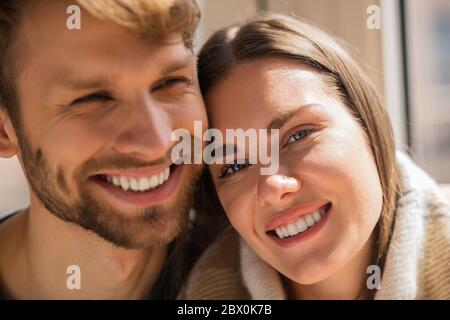 Primo piano immagine di una giovane coppia sorridente felice Foto Stock