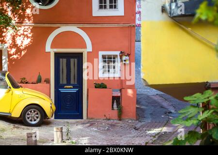 Edifici colorati, caffè e ristoranti sulla strada. E' una strada turistica nell'area di Sultanahmet. Colore della strada. Auto gialla Foto Stock