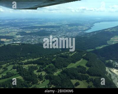 Volo di fondo in Svizzera su un piccolo aereo Foto Stock