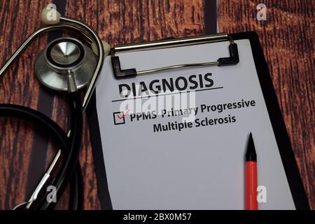 Diagnosi - PPMS. Sclerosi multipla progressiva primaria scrivere su documenti isolati su tavolo di legno. Foto Stock