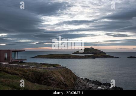 Ballycotton, Cork, Irlanda. 04giugno 2020. Una vista dell'Isola di Ballycotton con il suo faro prima dell'alba a Ballycotton Bay, Co. Cork, Irlanda. Previsioni meteorologiche piuttosto nuvolose e in via di diffusione con focolai di pioggia leggera e acquitoria, temperature da 12 a 16 gradi, più fresco vicino alle coste occidentali a causa di un moderato, vento del nord-ovest. - credito; David Creedon / Alamy Live News Foto Stock