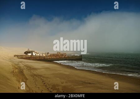 Avvolta nella nebbia marina la nave Shawnee che fu relegata sulla Skeleton Coast della Namibia, Africa sudoccidentale. Foto Stock