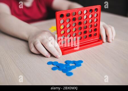Il ragazzo si chiedeva di giocare a quattro giochi da tavolo in linea - tempo libero a casa Foto Stock