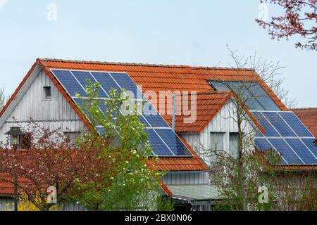 casa moderna generica con celle solari fotovoltaiche sul tetto per la produzione di energia alternativa Foto Stock