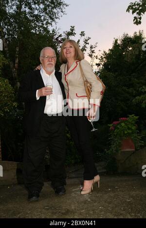 L'artista Sir Peter Blake e la moglie Chrissy alla prima proiezione Beyond Biba al Kensington Roof Gardens di Londra Foto Stock