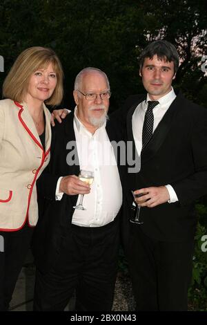 Artista Sir Peter Blake e moglie Chrissy con il regista/produttore Louis Price alla prima proiezione Beyond Biba presso Kensington Roof Gardens di Londra Foto Stock