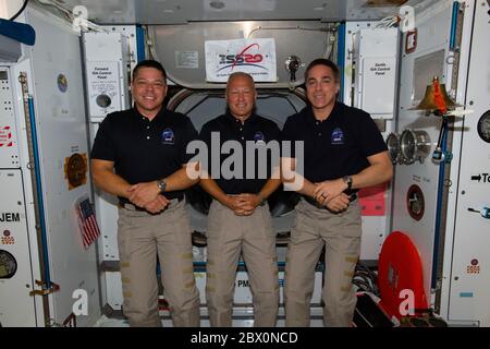 ISS - 02 giugno 2020 - gli astronauti della NASA (da sinistra) Bob Behnken, Doug Hurley e Chris Cassidy sono i membri degli Stati Uniti della squadra Expedition 63. Behnke Foto Stock