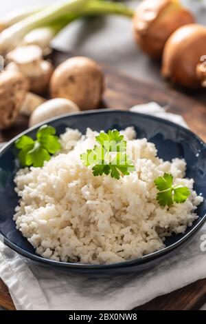 Ciotola di riso al vapore con funghi e perdite sullo sfondo Foto Stock