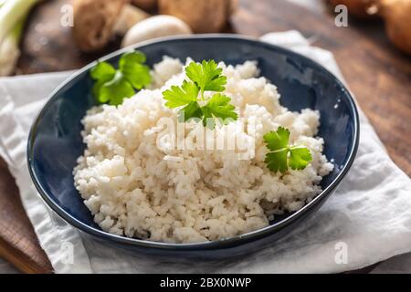 Ciotola di riso al vapore con funghi e perdite sullo sfondo Foto Stock