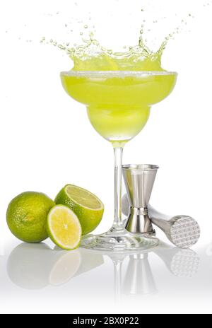 utensili da barista e frutti di lime intorno a un bicchiere di margarita Foto Stock